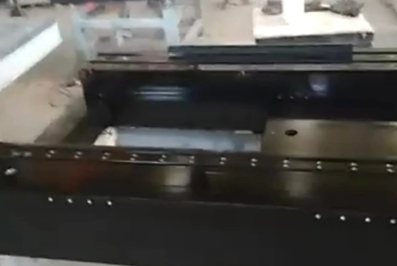 Awọn ẹya granite pẹlu awọn ihun ti a gbe ati awọn ẹya ti a fi sinu